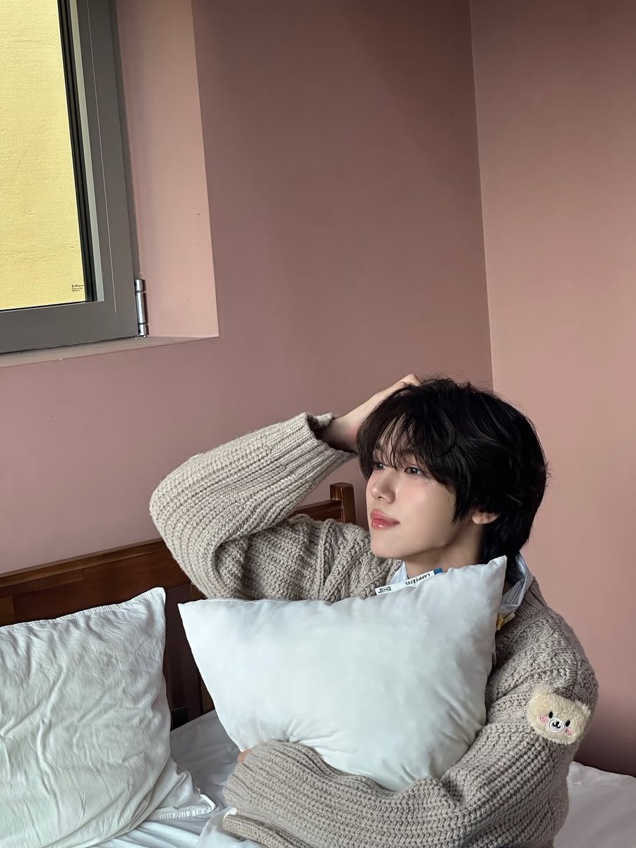 아 진짜 안성민 흑발이 좋은 이유
2020년과 2024년 밖에 못봤다
톤다운 브라운 안쳐줌
흑발 진짜 귀해서 더보고싶어
흑발 is 달콤달콤...