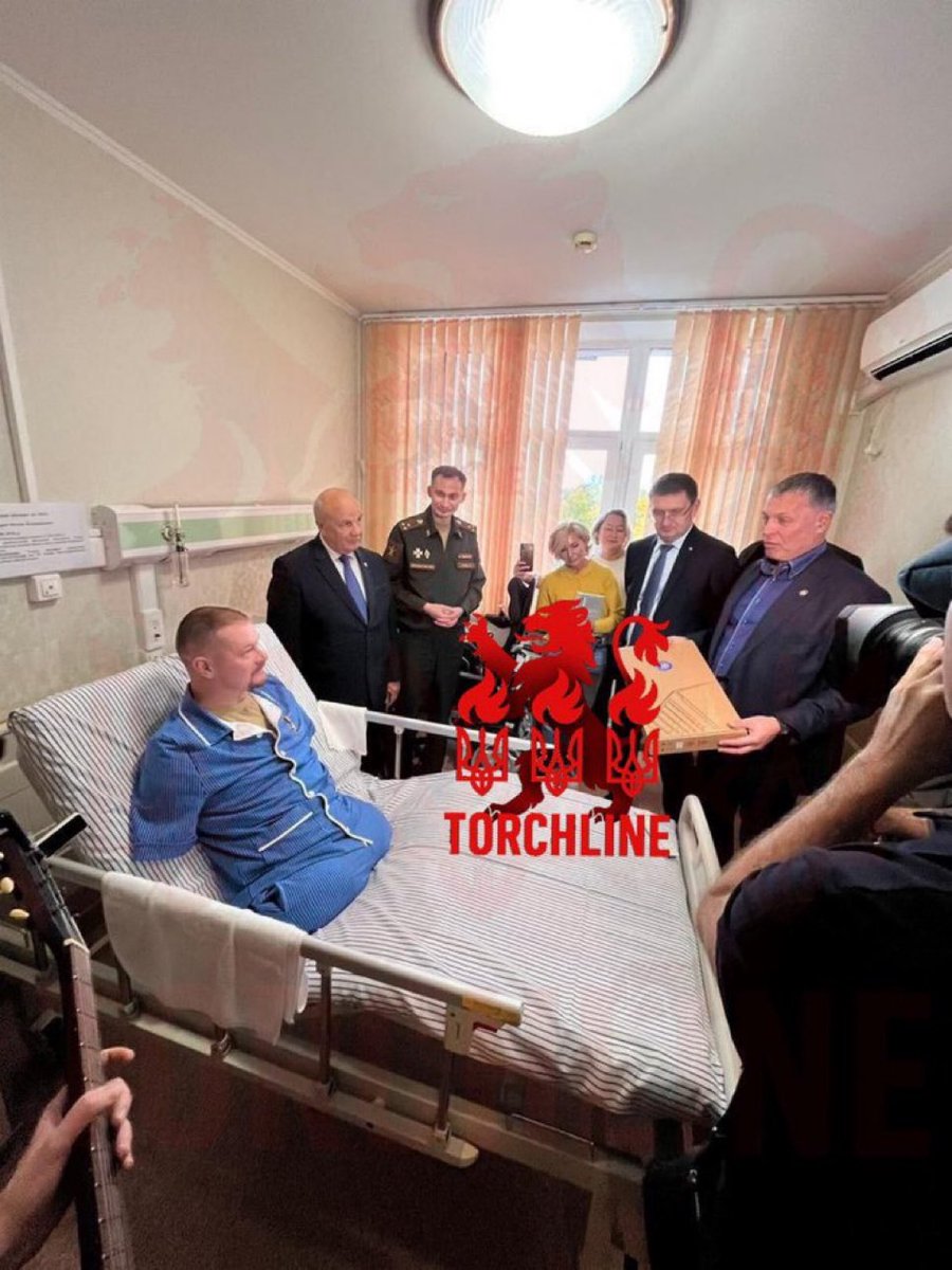 Российский солдат, потерявший руки и ноги, получил от российских властей ноутбук для выполнения своих обязанностей на фронте. Помянем долбоебов