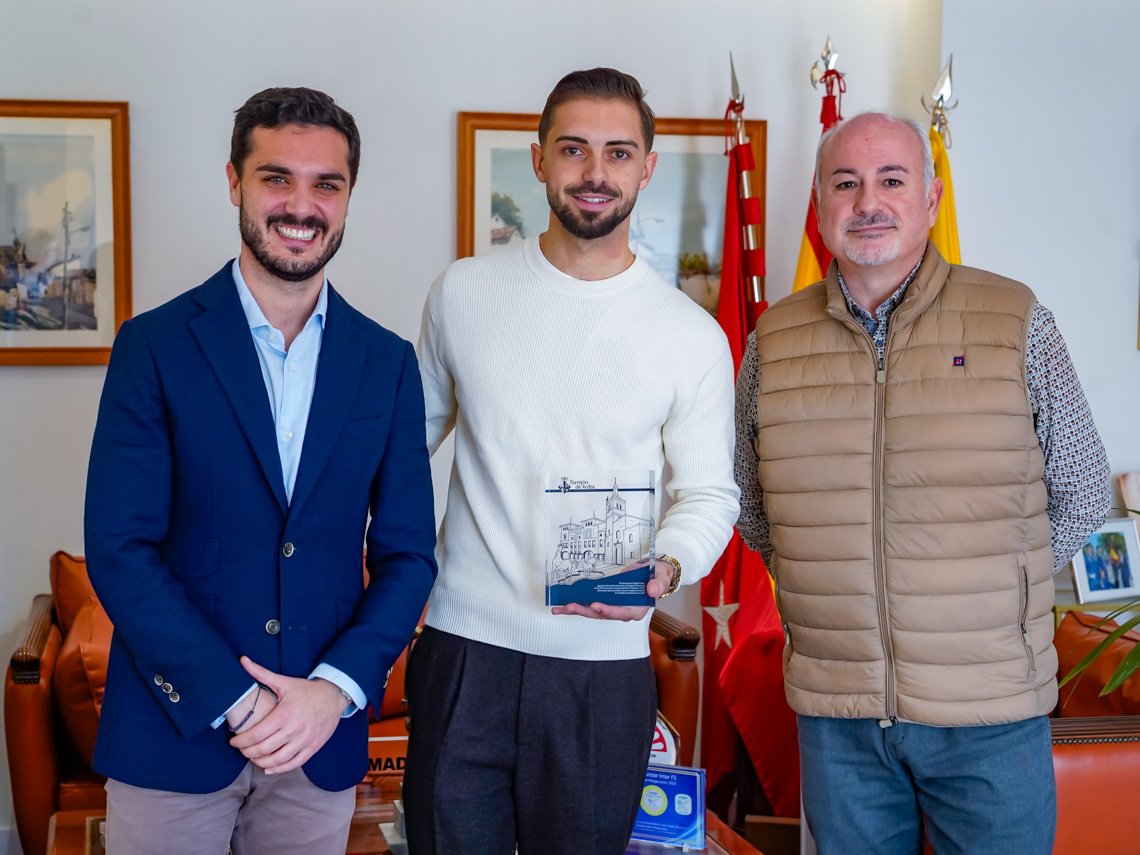 El alcalde, Alejandro Navarro Prieto, recibe al torrejonero, Ángel Flores, galardonado con el Premio Nacional de Guitarra en el XXIV Concurso Nacional de Arte Flamenco (CNAF) de Córdoba #TorrejónDeArdoz <a href="/torrejoncultura/">Torrejón Cultural</a> <a href="/JosAMoreno9/">José A. Moreno</a> 
🔗 ayto-torrejon.es/noticia/nota-d…