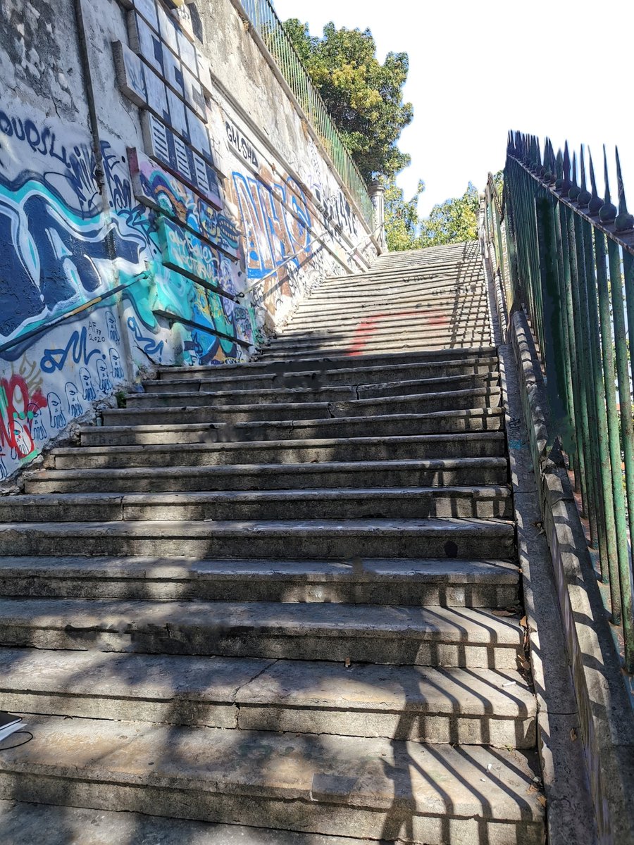 KatySnchez's tweet photo. Grafitis. Y que no se cansan de embadurnarlo todo. #grafitis #pintadas #escaleras #hacerfotos https://t.co/CWpxFPucq5