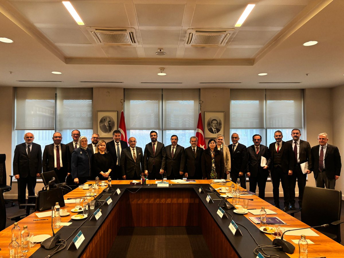 Tıbbi cihaz ve ilaç sektörü temsilcileriyle verimli bir toplantı gerçekleştirdik. Sektörün güncel durumu, yaşanan sorunlar ve çözüm önerilerini değerlendirdik. Yerli üretimi destekleyen, güçlü ve sürdürülebilir bir ekosistem için çalışmaya devam ediyoruz.