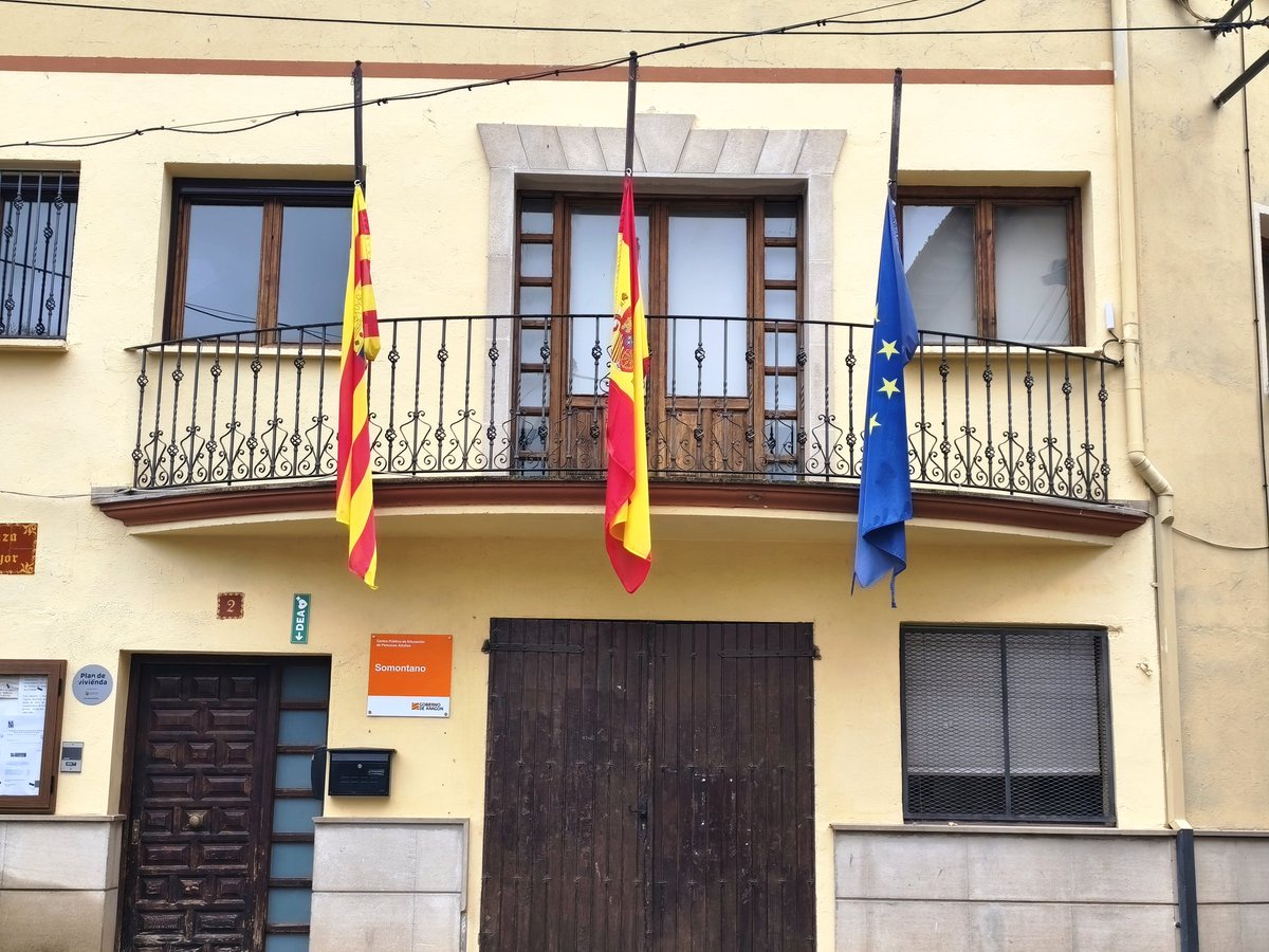 DaCunarda's tweet photo. Las banderas lucen a media asta en el Ayuntamiento de Colungo en solidaridad y recuerdo a los fallecidos en el accidente ferroviario de Adamuz. https://t.co/b7DXYYoyD9