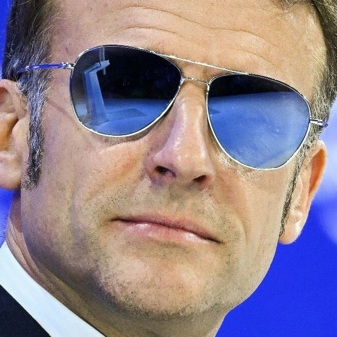 Apparemment, les lunettes de soleil c'est grave à la mode en ce moment.

Lunettes de soleil : check 😎
Posture sérieuse : check
Pouvoir présidentiel : en cours de téléchargement…