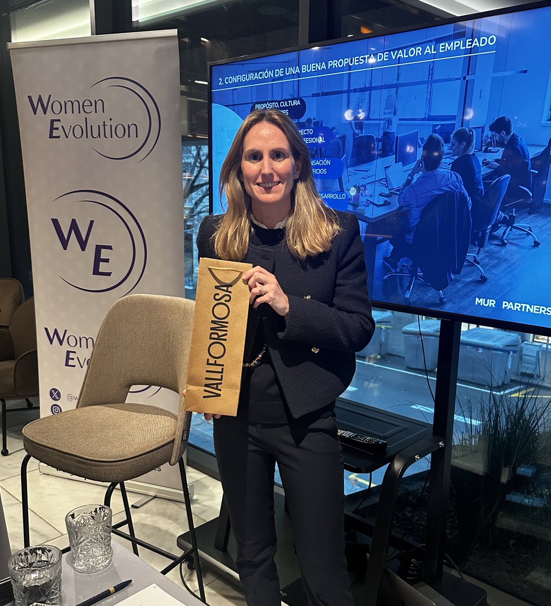 WomenBcn's tweet photo. ⭐️🥂 En nuestro primer #WELunch del 2026 contamos con el mejor espumoso “Mistinguett” de @Vallformosa 

🎁Le hemos hecho un regalo a nuestra ponente invitada, Anna Pérez Bassons @MurAndPartners 
#directivas #empresarias #CEOs #Barcelona #talento #rrhh #empresas  #headhunter https://t.co/tGGpBZTgXx