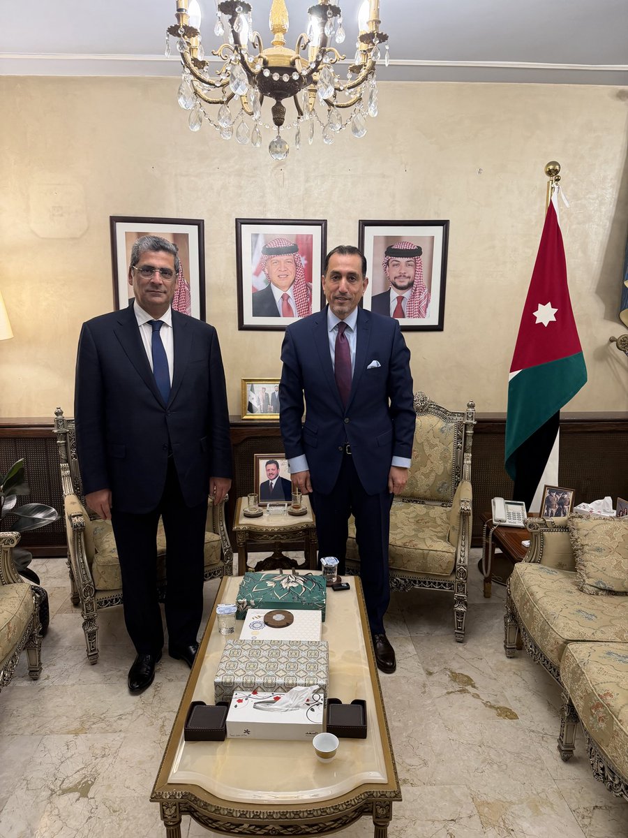 التقيت مع سفير لبنان لدى سوريا، الاخ هنري قسطون، في مقر السفارة في دمشق، وتبادلنا الرؤى حول مجموعة من الملفات ذات الاهتمام المشترك للبلدين الشقيقين. 

#الاردن #لبنان #سوريا
