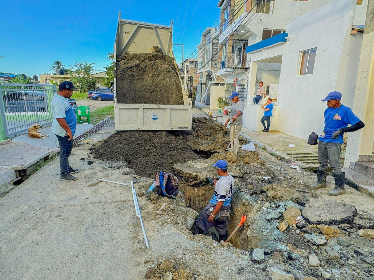 La Corporación de Acueductos y Alcantarillados de Puerto Plata (CORAAPPLATA), mediante su Departamento de Agua Residual, solucionó una importante avería en la calle 3 de la urbanización Las Olivas, contribuyendo a mejorar el servicio y la salubridad en esta ciudad atlántica.