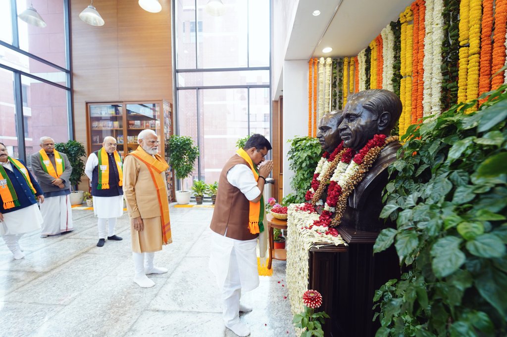 भारतीय जनता पार्टी के राष्ट्रीय अध्यक्ष का दायित्व ग्रहण करने के पश्चात्, आदरणीय प्रधानमंत्री श्री <a href="/narendramodi/">Narendra Modi</a> जी एवं पार्टी के वरिष्ठ नेताओं के साथ मां भारती के महान सपूत एवं पथप्रदर्शक डॉ. श्यामा प्रसाद मुखर्जी जी तथा पंडित दीनदयाल उपाध्याय जी की प्रतिमाओं पर पुष्पांजलि