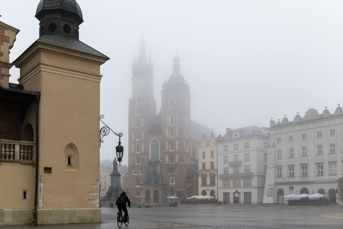 Miszalski_'s tweet photo. Stan powietrza w Krakowie jest dziś fatalny. Pokazuje to jak wiele jeszcze pracy przed nami. Zależy mi, by każdy z Was zrozumiał, dlaczego walka o czyste powietrze jest tak ważna 

Pył zawieszony (PM10, PM2,5), którego normy mamy dziś tak drastycznie przekroczone, to drobne cząstki, które wnikają głęboko do naszych płuc i krwi, szczególnie szkodząc dzieciom, seniorom, osobom z chorobami układu oddechowego. Kiedy stężenia pyłu zawieszonego przekraczają normy możemy reagować tylko jednym sposobem - ograniczając emisje tam, gdzie to możliwe.

Dlatego dziś wszystkie przejazdy komunikacją miejską w Krakowie są bezpłatne, aby jak najwięcej z nas mogło zostawić samochód i wybrać transport zbiorowy. Mniej spalin, to mniej pyłów w powietrzu.  

To jednak nie jedyne zanieczyszczenie powietrza, którego doświadczamy w Krakowie. Dwutlenek azotu (NO₂) powstaje głównie z ruchu samochodowego i jest kolejnym poważnym czynnikiem obciążającym nasze drogi oddechowe.  

Nie chcemy tylko mówić o czystszym powietrzu, chcemy je realnie tworzyć. Dlatego także wprowadziliśmy Strefę Czystego Transportu, która od 1 stycznia 2026 roku jeszcze bardziej ograniczy emisje tam, gdzie są najgroźniejsze. 

Widziałem dziś w Internecie wiele memów i postów wyśmiewających SCT. Bo skoro mamy ją od 20 dni, to dlaczego powietrze jest dziś tak zanieczyszczone? Cóż, to trochę jak z oczekiwaniem efektów po 20 dniach chodzenia na siłownię…

Na finalny efekt będziemy musieli poczekać trzy lata. Tyle potrwa okres przejściowy, w trakcie którego  niespełniające norm emisji samochodu będą wciąż mogły poruszać się po Krakowie - po uiszczeniu opłaty. Mieszkańcy Krakowa natomiast pozostają zwolnieni z opłat, a swoimi samochodami będą mogli jeździć do śmierci technicznej pojazdu. 

W Krakowie problem kopciuchów już wyeliminowaliśmy. Wówczas też wiele osób protestowało. A jednak efekty są znakomite - likwidacja kopciuchów pozwoliła zmniejszyć ilość dni smogowych w Krakowie. W 2015 roku było ich aż 200, a w 2023 już tylko 31‼️  

Wokół Krakowa wciąż dymi nawet 13 tys. kopciuchów. Kraków wykonał swoje zadanie, ale nasi sąsiedzi niestety nie. O czyste powietrze walczymy na wielu polach, dlatego pieniądze, które wygeneruje strefa przekażemy w całości (po odjęciu kosztów funkcjonowania SCT) gminom ościennym z przeznaczeniem na wymianę kopciuchów czy budowę parkingów park&ride. 

Dziękuję Wam za wsparcie, wyrozumiałość i codzienną odpowiedzialność, bo czyste powietrze to wspólna sprawa. I z walki o nie nigdy nie zrezygnujemy!
