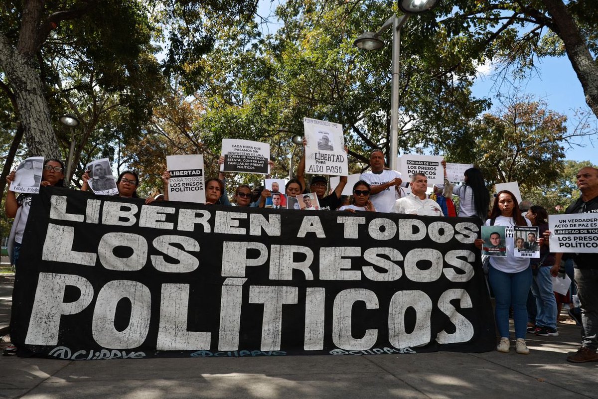 RHelicoide's tweet image. #AHORA | LIBEREN A TODOS LOS PRESOS POLÍTICOS.🇻🇪

Desde el Ministerio Público, familiares se mantienen firmes exigiendo fe de vida, justicia y libertad para sus seres queridos.

¡Libérenlos a todos! #QueSeanTodos #LibertadParaTodos