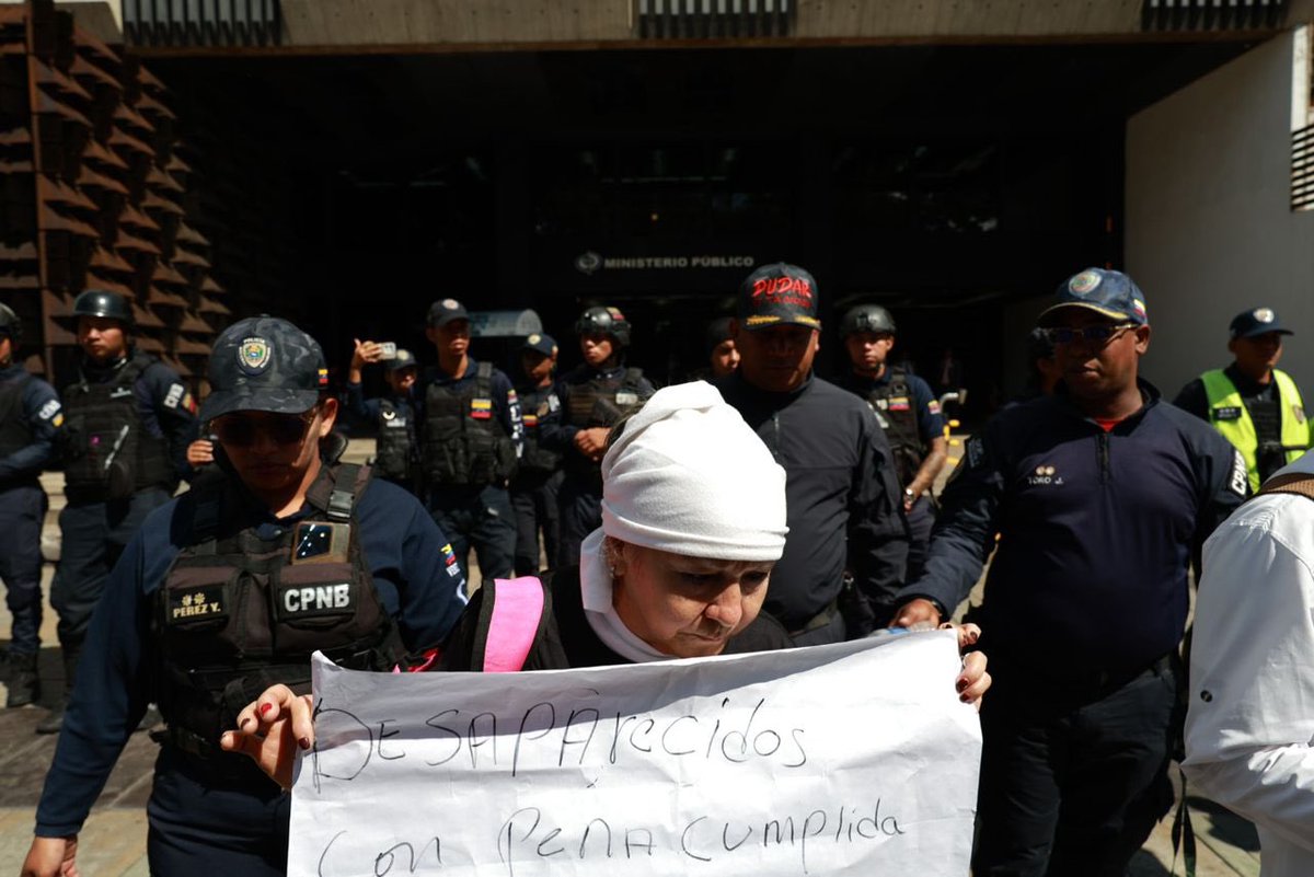 RHelicoide's tweet image. #AHORA | LIBEREN A TODOS LOS PRESOS POLÍTICOS.🇻🇪

Desde el Ministerio Público, familiares se mantienen firmes exigiendo fe de vida, justicia y libertad para sus seres queridos.

¡Libérenlos a todos! #QueSeanTodos #LibertadParaTodos