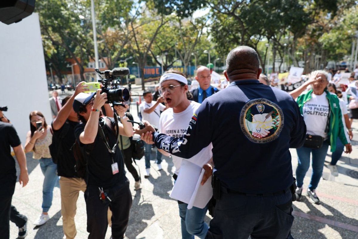 RHelicoide's tweet image. #AHORA | LIBEREN A TODOS LOS PRESOS POLÍTICOS.🇻🇪

Desde el Ministerio Público, familiares se mantienen firmes exigiendo fe de vida, justicia y libertad para sus seres queridos.

¡Libérenlos a todos! #QueSeanTodos #LibertadParaTodos