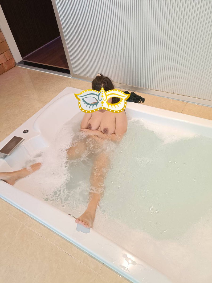 หุ่นไม่ดี ☺️
#รับชายเดี่ยว 
ดูดีมีมารยาท พร้อมซับพอร์ต (สายเปย์)
 นั่งดื่ม พูดคุย สร้างบรรยากาศ
สไตล์สาายดื่ม เป็นกันเอง รู้กติกามารยาท(มีค่าขนมนะค่ะ)
สนใจร่วมสนุกDmแนะนำตัวไว้นะ
 #คู่แท้36/36

พิกัด : นนทบุรี