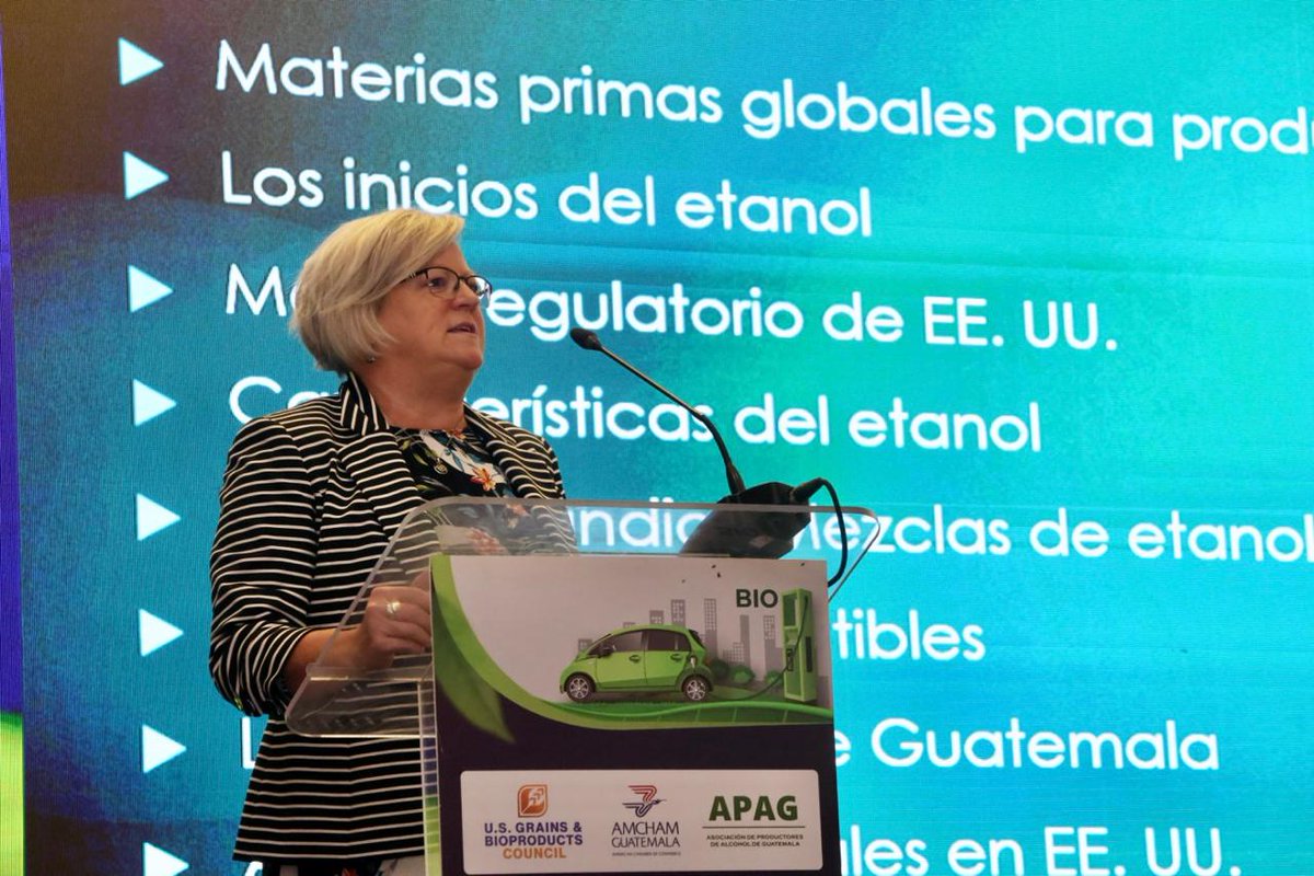 AmChamGT's tweet photo. Durante su intervención, Kristy Moore, Principal Scientist en KMoore Consulting LLC, compartió una visión integral sobre la evolución del etanol como componente clave de la política energética en Estados Unidos y su creciente relevancia a nivel global.

Moore explicó los orígenes del etanol en EE. UU., destacando cómo desde 1978, con la introducción del gasohol en estados agrícolas, se inició un proceso gradual que permitió desarrollar el mercado del etanol al 10% en todo el país, así como la sustitución a nivel nacional de aditivos como el MTBE y otros oxigenados, fortaleciendo los estándares ambientales y de desempeño de los combustibles.

Resaltó que hoy existen más de 70 grados diferentes de etanol, utilizados en múltiples aplicaciones, y que su cadena de suministro es global, con una creciente adopción de mayores concentraciones de etanol en distintas regiones del mundo. El etanol, señaló, es actualmente una materia prima comercializada a nivel internacional, con impactos directos en eficiencia, octanaje y reducción de la intensidad de carbono.

En ese contexto, Moore subrayó la oportunidad estratégica para Guatemala de avanzar hacia una visión de largo plazo en el uso de combustibles, identificando el rol del etanol dentro del mercado energético, los mecanismos de cumplimiento, su aporte como mejorador de octanaje y su contribución a una matriz energética más sostenible y competitiva.