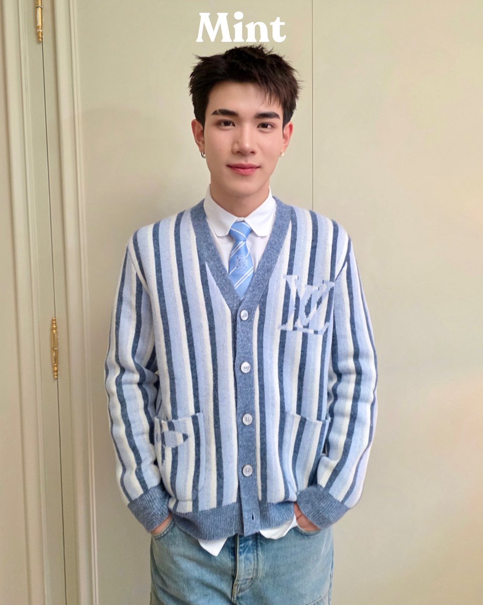 เอ็นดูอะ! #MintReports ส่งภาพ #โฟร์ทณัฐวรรธน์ แขกสำคัญของ Louis Vuitton ที่ได้บินลัดฟ้าก่อนร่วมชมโชว์ Louis Vuitton Men’s Fall-Winter 2026 ที่จะจัดขึ้นในค่ำคืนนี้💚

FOURTH X LV JOURNEY 
#LVMenFW26 #LouisVuitton 
#Fourthnattawat
#MintMagTH