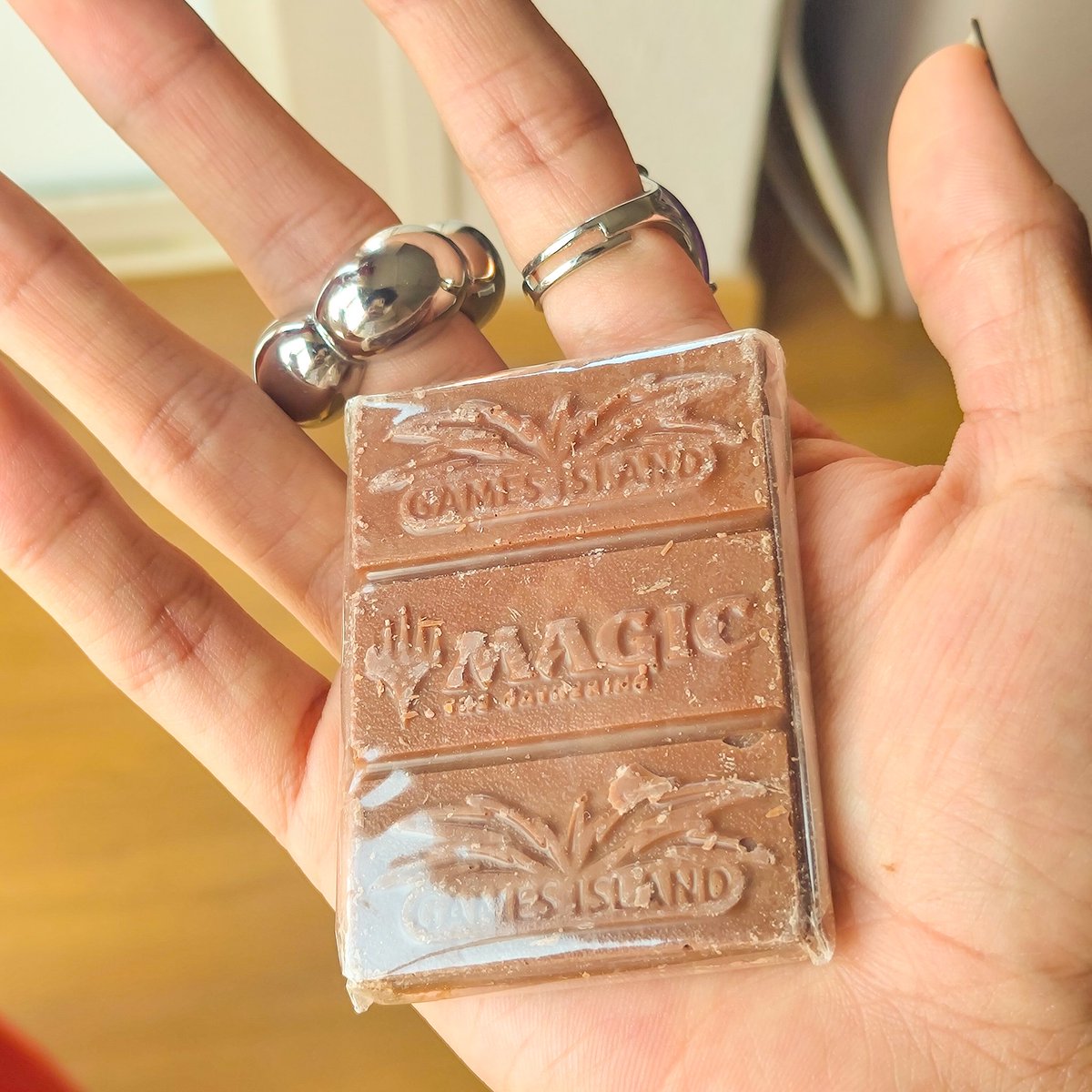 AHHH ya tengo MIS PRECONNN y traen tmb UNA MINITABLETA DE CHOCOLATE CON EL LOGO DE MAGIC awwww 🥹🥹🍫🍫💝