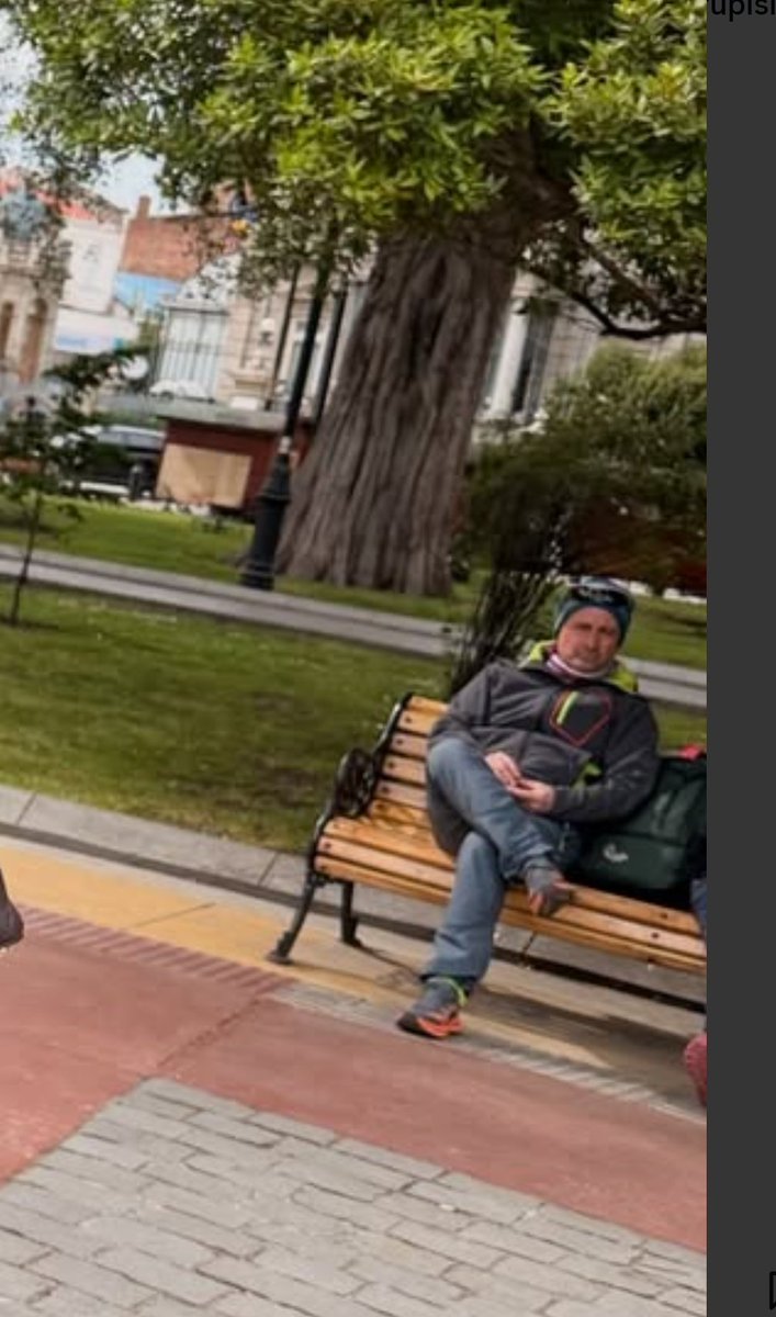 Te imaginas así, a gusto en la placita de tu pueblo y luego una güera haciéndose fotos y yo así tipo, a esta la conozco de algún lado 🤔