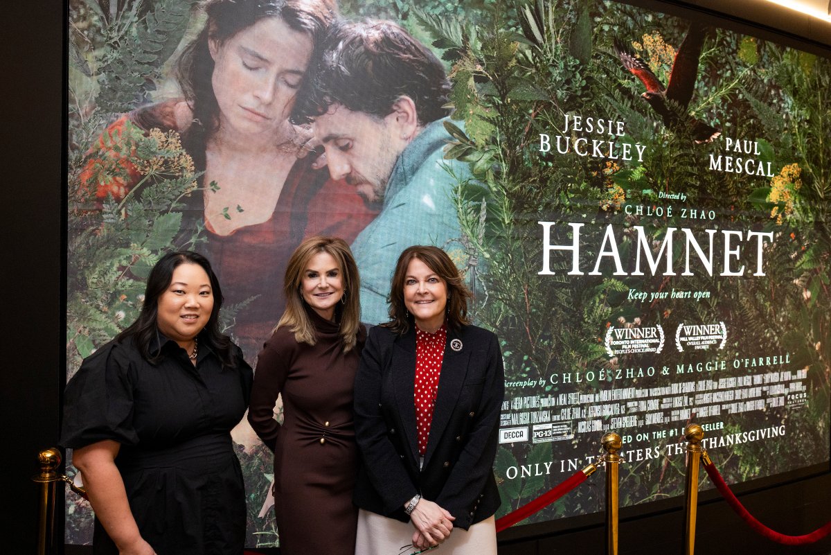 motionpictures's tweet image. Shakespeare might call it “wondrous strange.”
For the audience at the MPA last week, 'Hamnet' was simply a masterpiece.

With a stunning cast and stellar crew, @hamnetmovie taps into the unique power of film to transform biography into art. Teach us about love and loss. Tell a…