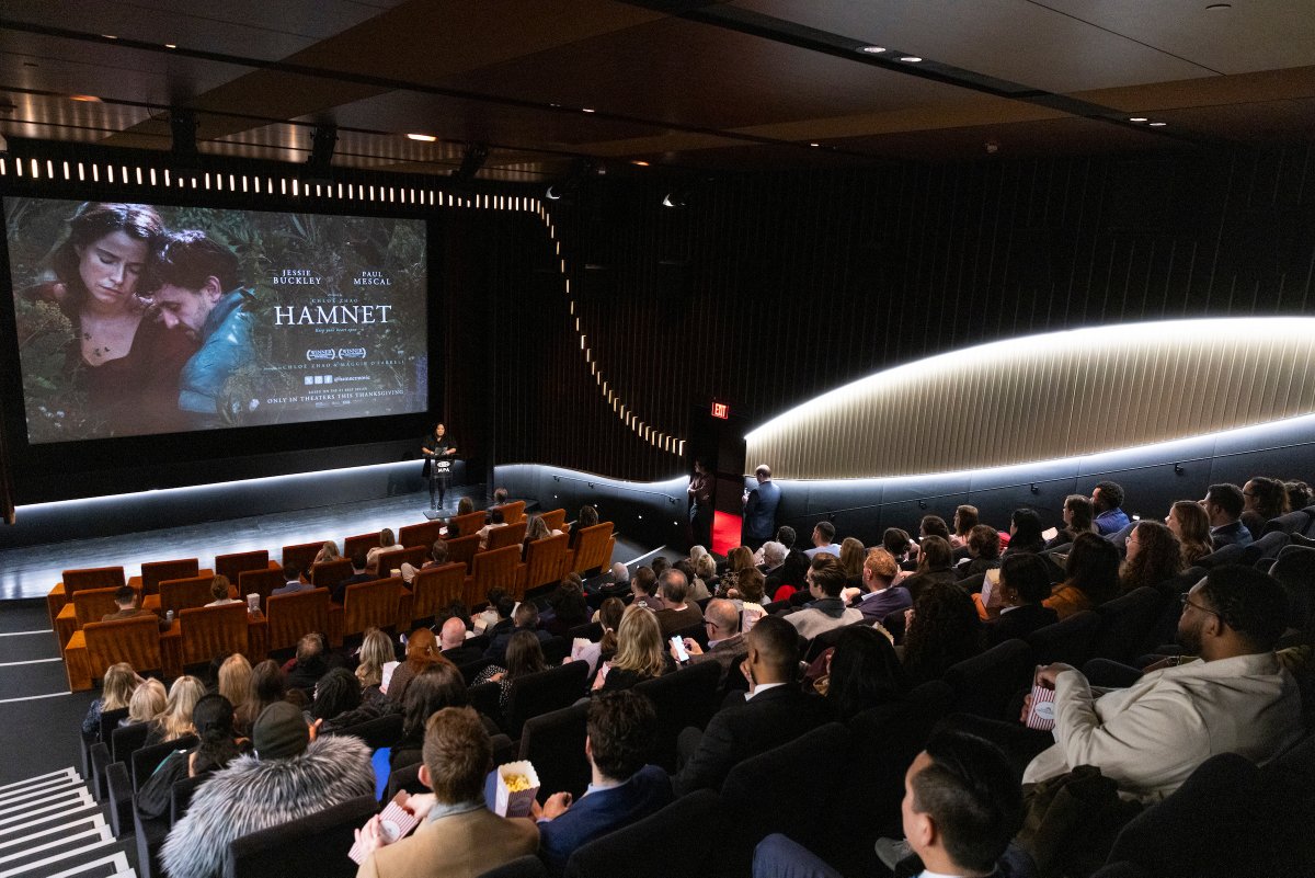 motionpictures's tweet image. Shakespeare might call it “wondrous strange.”
For the audience at the MPA last week, 'Hamnet' was simply a masterpiece.

With a stunning cast and stellar crew, @hamnetmovie taps into the unique power of film to transform biography into art. Teach us about love and loss. Tell a…