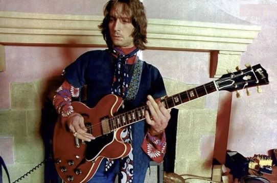 EricClapton's tweet image. A 1969 photo of Eric playing a @gibsonguitar 335 Semi-Hollow Body, during rehearsals with Blind Faith at Eric's House in Hurtwood.

📸: Michael Ochs/@GettyImages
