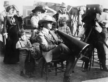 ProfesorJonk's tweet photo. Un día como hoy nacieron dos genios cinematográficos.
D.W. Griffith y Sergei Eisenstein.
Ambos cambiaron el curso del cine.
¿Con quién os quedáis?
#Efemeride #SergeiEisenstein #DWGriffith #cine #director https://t.co/rpzzQ3v0RJ