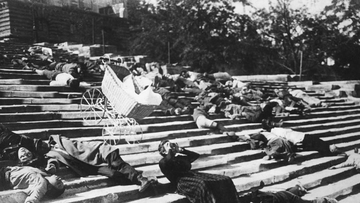 ProfesorJonk's tweet photo. Un día como hoy nacieron dos genios cinematográficos.
D.W. Griffith y Sergei Eisenstein.
Ambos cambiaron el curso del cine.
¿Con quién os quedáis?
#Efemeride #SergeiEisenstein #DWGriffith #cine #director https://t.co/rpzzQ3v0RJ