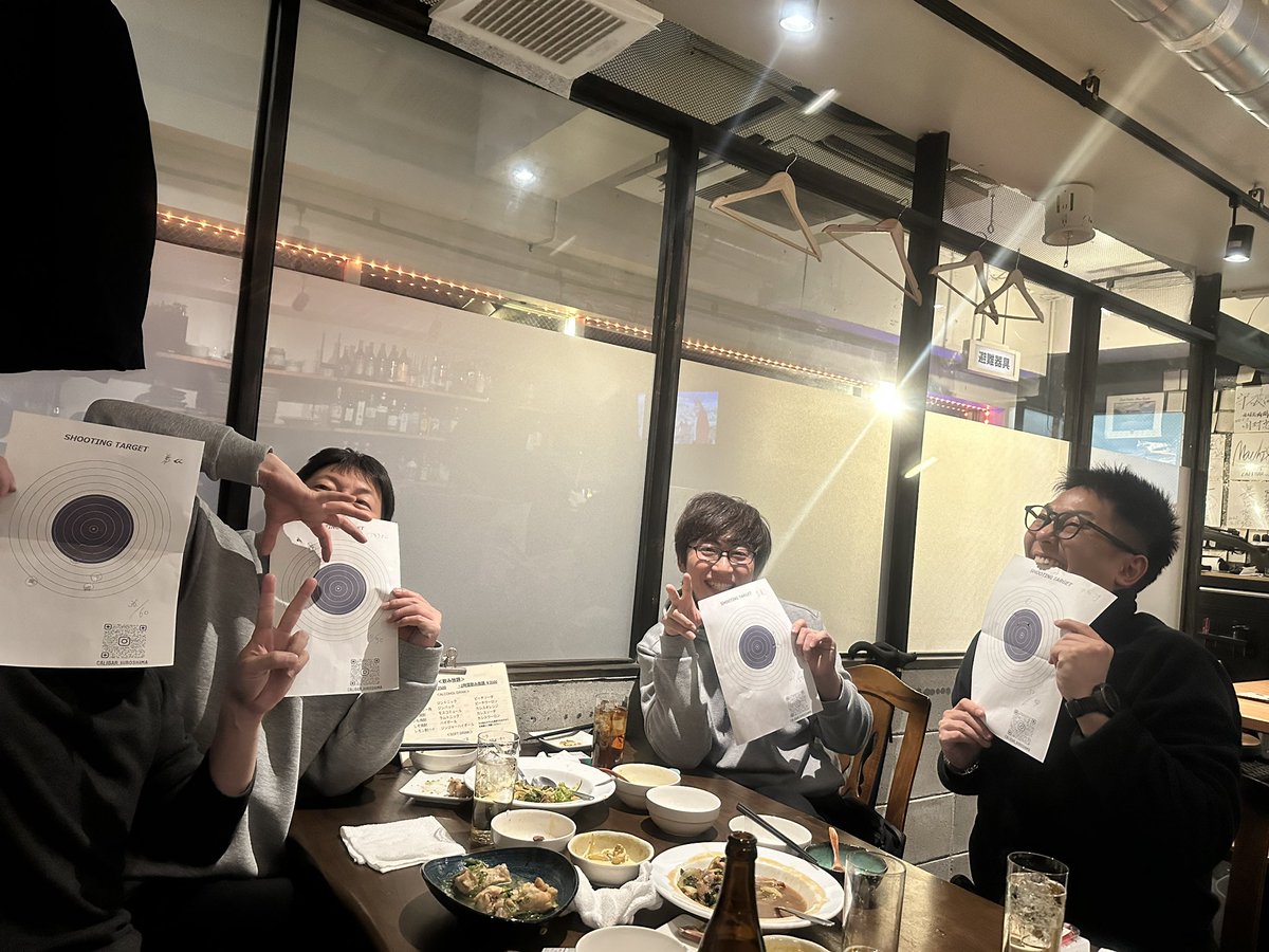 PhantomBul15669's tweet photo. 昨日はPhantom Bullet飲み会🍻
スタッフカツオの追い出し会でした👍
昨年から運営スタッフとしてお手伝いいただき、年齢問わず方々から人気を誇る、フィールドのマスコット的な存在だったカツオ🐟

フィールドにお越しいただき、カツオを可愛がって下さったすべてのお客様に感謝🙏
高知に帰るのは大変残念ですが、また機会があれば逢うこともあるでしょう‼️
カツオに逢いたい方は、是非高知県へ遊びに行ってあげて下さい😊
※高知に帰ると言う話から「カツオさんは高知の実家(金持ち)を継ぐんじゃ？！」て思われた方もいらっしゃるようですが、ご想像にお任せ致します🤣🤣

カツオ今までありがとね‼️
高知に帰ってもサバゲーしようね👍

#広島サバゲー
#サバゲー広島
#インドアサバゲー広島
#ファントムバレット
#PhantomBullet
#さよならカツオ
