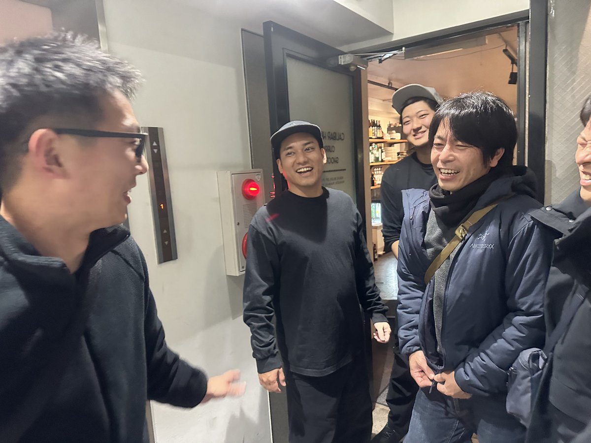PhantomBul15669's tweet photo. 昨日はPhantom Bullet飲み会🍻
スタッフカツオの追い出し会でした👍
昨年から運営スタッフとしてお手伝いいただき、年齢問わず方々から人気を誇る、フィールドのマスコット的な存在だったカツオ🐟

フィールドにお越しいただき、カツオを可愛がって下さったすべてのお客様に感謝🙏
高知に帰るのは大変残念ですが、また機会があれば逢うこともあるでしょう‼️
カツオに逢いたい方は、是非高知県へ遊びに行ってあげて下さい😊
※高知に帰ると言う話から「カツオさんは高知の実家(金持ち)を継ぐんじゃ？！」て思われた方もいらっしゃるようですが、ご想像にお任せ致します🤣🤣

カツオ今までありがとね‼️
高知に帰ってもサバゲーしようね👍

#広島サバゲー
#サバゲー広島
#インドアサバゲー広島
#ファントムバレット
#PhantomBullet
#さよならカツオ