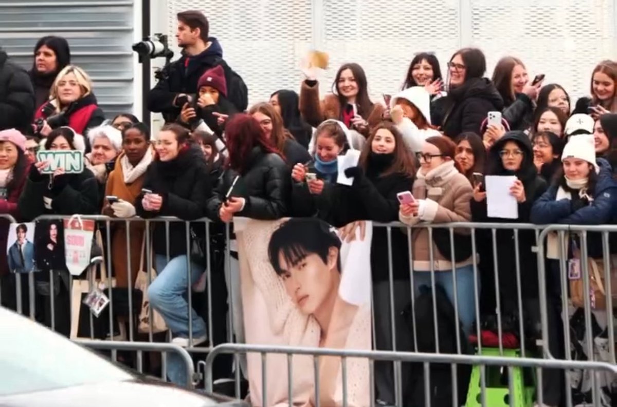 _fairy301_'s tweet image. You know, this is Milan 🇮🇹, not Thailand 🇹🇭 but Win received such warm support from the large banners, signboards in front of the venue to crowds waiting for autographs and takes photo 😭❤️ 

Win, you will always be famous 🥹🔥

WIN PRADA FW26 ICONIC

#PRADAFW26xWIN
#winmetawin