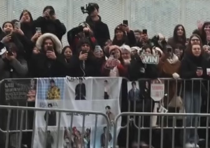 _fairy301_'s tweet image. You know, this is Milan 🇮🇹, not Thailand 🇹🇭 but Win received such warm support from the large banners, signboards in front of the venue to crowds waiting for autographs and takes photo 😭❤️ 

Win, you will always be famous 🥹🔥

WIN PRADA FW26 ICONIC

#PRADAFW26xWIN
#winmetawin