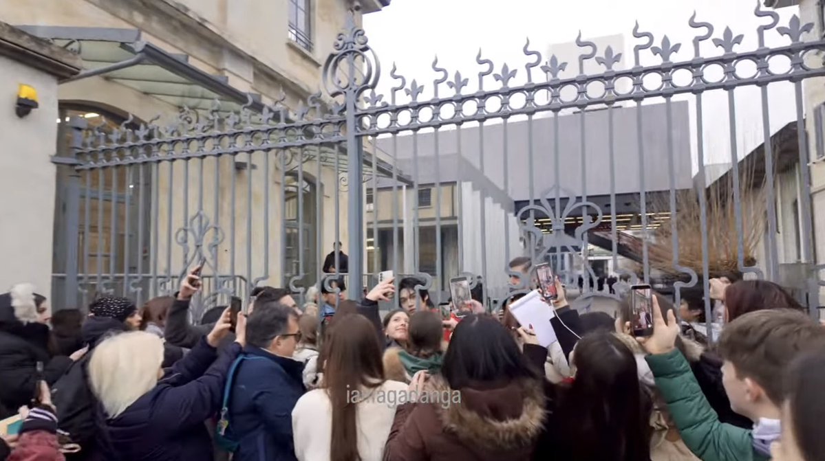 _fairy301_'s tweet image. You know, this is Milan 🇮🇹, not Thailand 🇹🇭 but Win received such warm support from the large banners, signboards in front of the venue to crowds waiting for autographs and takes photo 😭❤️ 

Win, you will always be famous 🥹🔥

WIN PRADA FW26 ICONIC

#PRADAFW26xWIN
#winmetawin