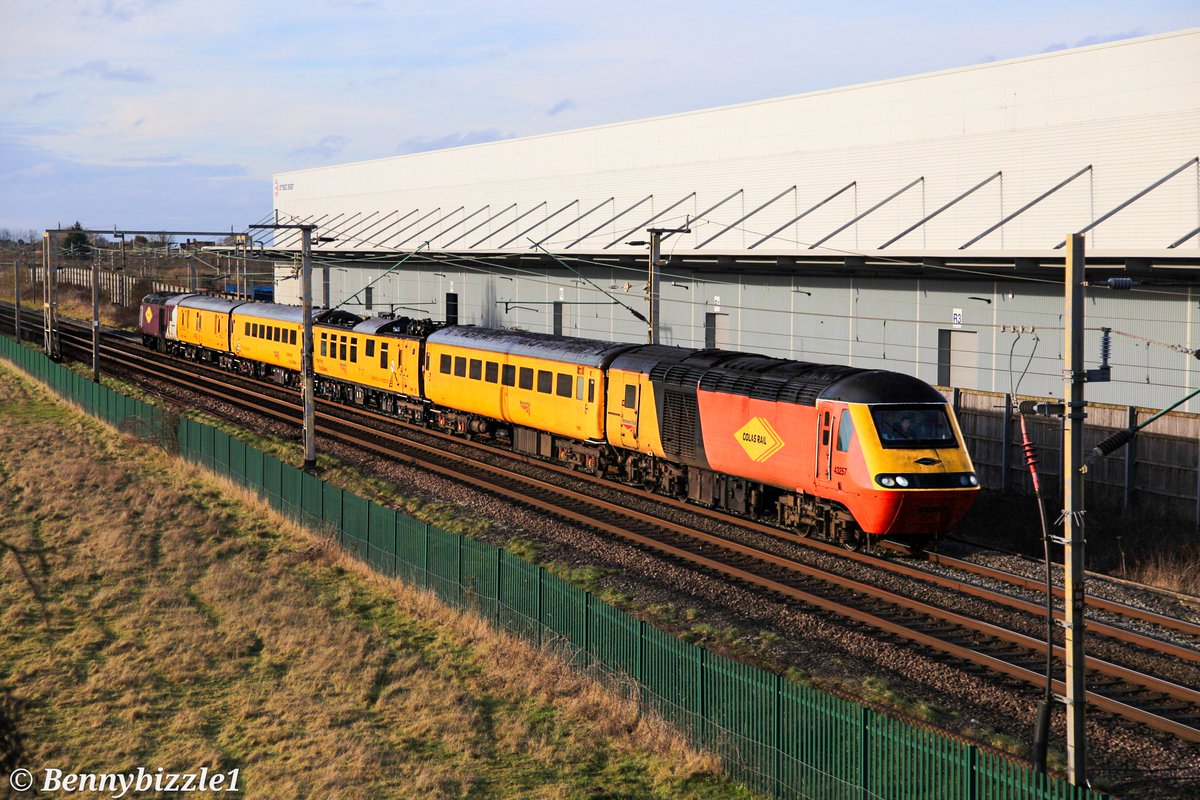 Bennybizzle1's tweet image. #HighSpeedTuesday 43257 and 43274 power @networkrail 's MENTOR coaching stock past a nicely lit Nortoft Lane this afternoon.
