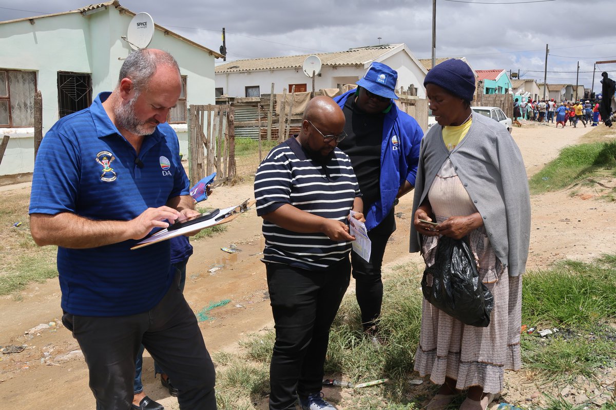 retiefnmb's tweet image. This morning in Motherwell (Ward 56) we went door-to-door listening to real stories. Thanks to DA Cllr Noxolo Mafumana, a family without electricity for a month has lights again.

At our street meeting, residents said they are ready for change. Together we can #GetNMBWorkingAgain