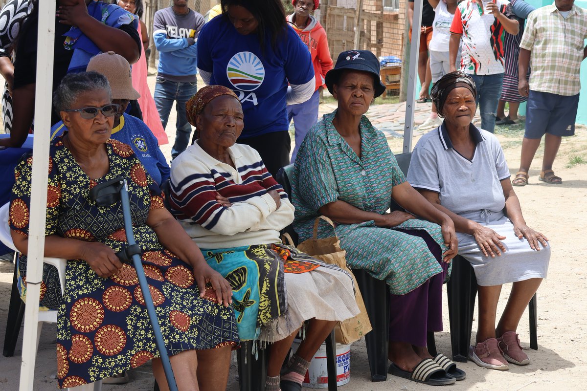 retiefnmb's tweet image. This morning in Motherwell (Ward 56) we went door-to-door listening to real stories. Thanks to DA Cllr Noxolo Mafumana, a family without electricity for a month has lights again.

At our street meeting, residents said they are ready for change. Together we can #GetNMBWorkingAgain