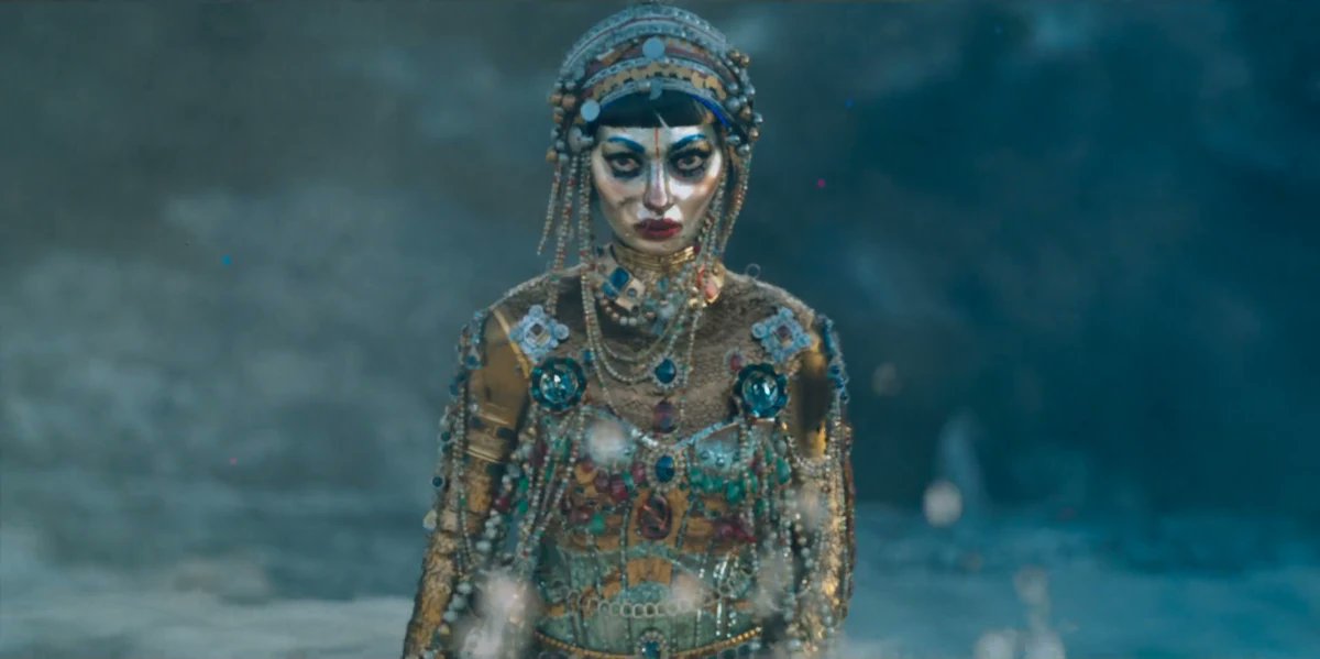 cosplay vs. character for the golden siren from jibaro!