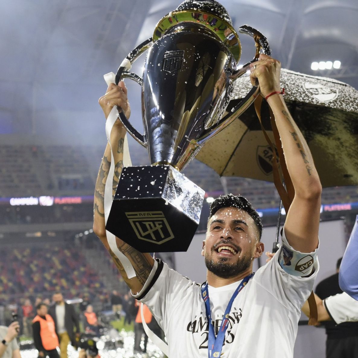 lucasgdotta's tweet image. Mira como el microbio te sale Campeón 🏆, te clasifica a Libertadores y mete tremenda pilcha.

 Nunca fusionado ni bigote con chele