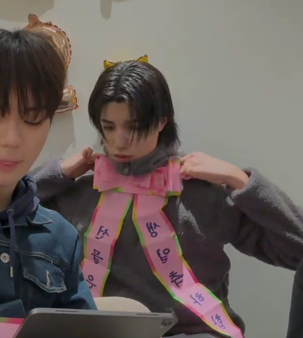 lIlIongshoot's tweet image. ㅇㄴ 루이 리본 답답한지 자꾸 리본갖고 사부작사부작댐 ㅠㅠ