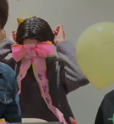 lIlIongshoot's tweet image. ㅇㄴ 루이 리본 답답한지 자꾸 리본갖고 사부작사부작댐 ㅠㅠ