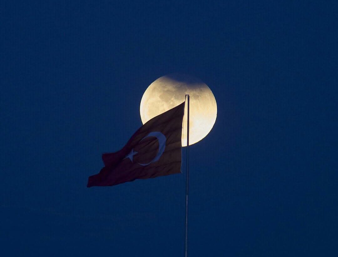 Dalgalan sen de şafaklar gibi ey şanlı hilal!
Olsun artık dökülen kanlarımın hepsi helal.
Ebediyen sana yok, ırkıma yok izmihlal.
Hakkıdır, hür yaşamış bayrağımın hürriyet;
Hakkıdır, Hakk’a tapan milletimin istiklal.