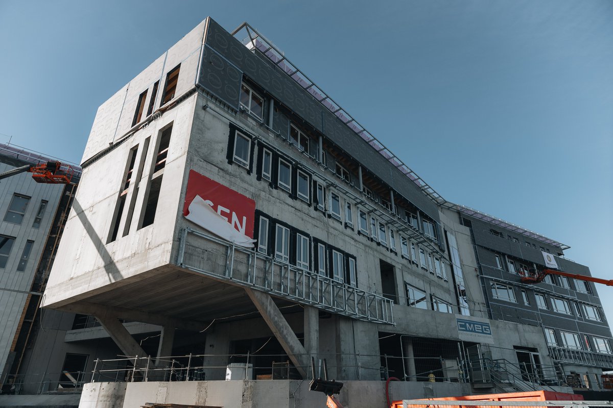 RegionNormandie's tweet image. Un nouveau campus pour l’école d’ingénieurs #ISEN Ouest est en construction à #Caen. 🎓

Ouverture prévue en 2027, avec une capacité de 500 #étudiants. Un projet de plus de 30 millions d’euros, pour renforcer la formation et l’attractivité du territoire. ➡️normandie.fr/repondre-aux-b…