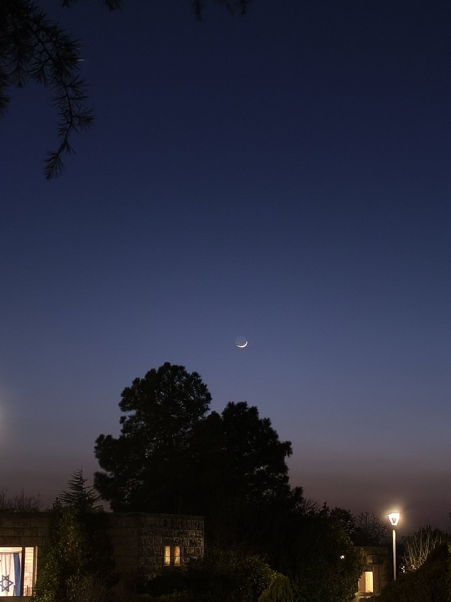 שתתחדש עטרת תפארת לעמוסי בטן
שהם עתידים להתחדש כמותה
ולפאר ליוצרם על שם כבוד מלכותו