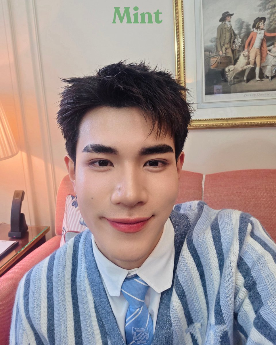 mintmag_th's tweet image. ดื้อออกมาจากภาพมาก! #MintReports ส่งภาพเซลฟี่ของหนุ่ม #โฟร์ทณัฐวรรธน์ ในลุคชิลล์ๆ ก่อนที่จะไปเจอกันที่โชว์ Louis Vuitton Men’s Fall-Winter 2026 ที่จะจัดขึ้นในค่ำคืนนี้ ณ กรุงปารีส ฝรั่งเศส เวลา 02:00 น. ตามเวลาไทย แฟนๆ เตรียมสส่งกำลังใจให้เขากันไว้เลย 💚

📸…