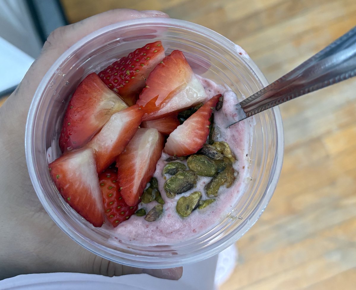 prettygrlem's tweet image. breakfast, 300cals &amp;lt;3 strawberry protein smoothie w pistachios