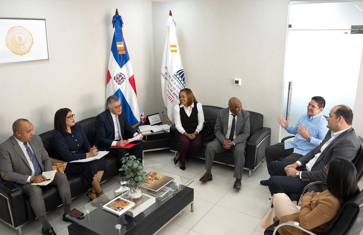 Recibí la visita de Roberto Santana, director de Servicios Penitenciarios y Correccionales, con quien conversé sobre posibles iniciativas de reinserción social, vinculadas a proyectos productivos para personas privadas de libertad.