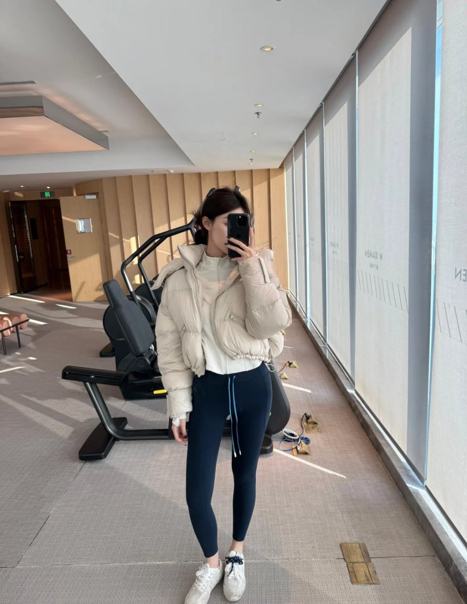 Bella9137489's tweet photo. Winter is the perfect season for curling. Today I'm wearing my favorite white and blue 💙 https://t.co/mfGSVXWK8g