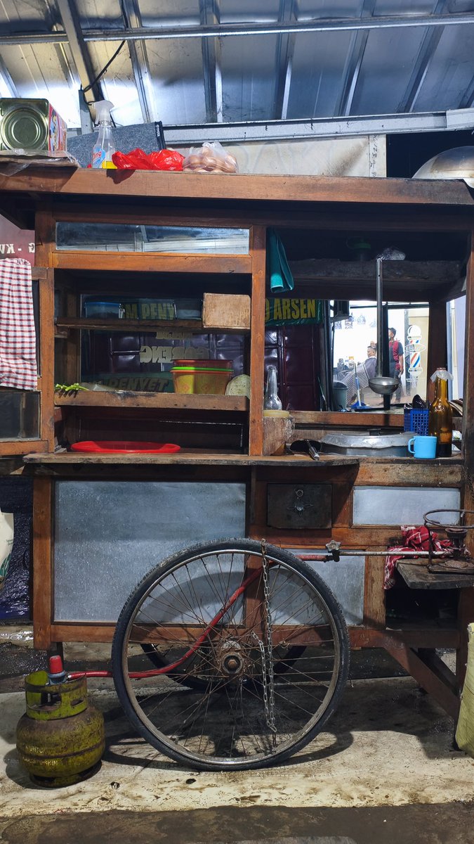 FinallyErwin's tweet image. Hujan jalanan sepi brader, nikmati sajaaa