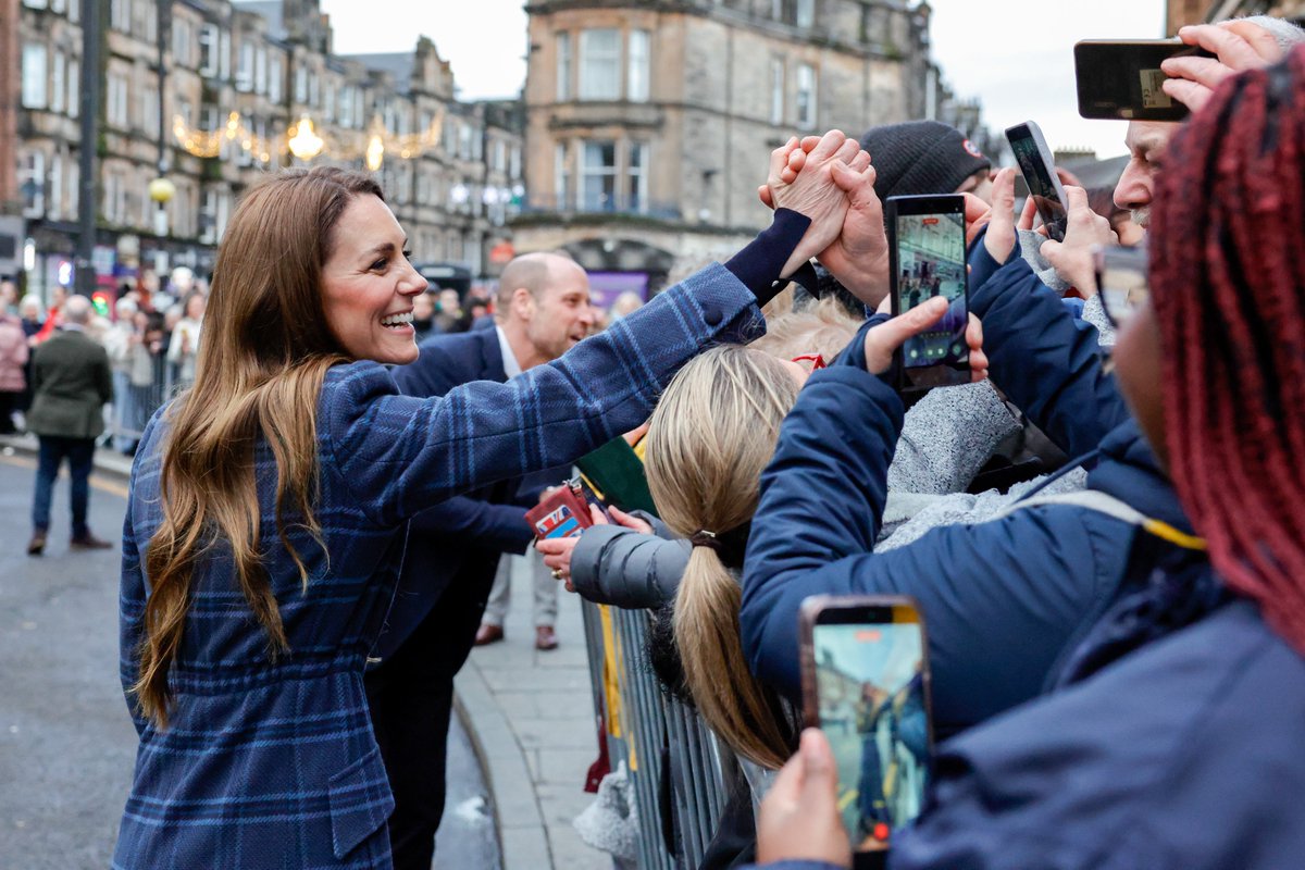 ChristinsQueens's tweet image. The Duke and Duchess of Rothesay visited the Radical Weavers, a handweaving studio and charity in Stirling.

📸 Andrew Parsons // Kensington Palace