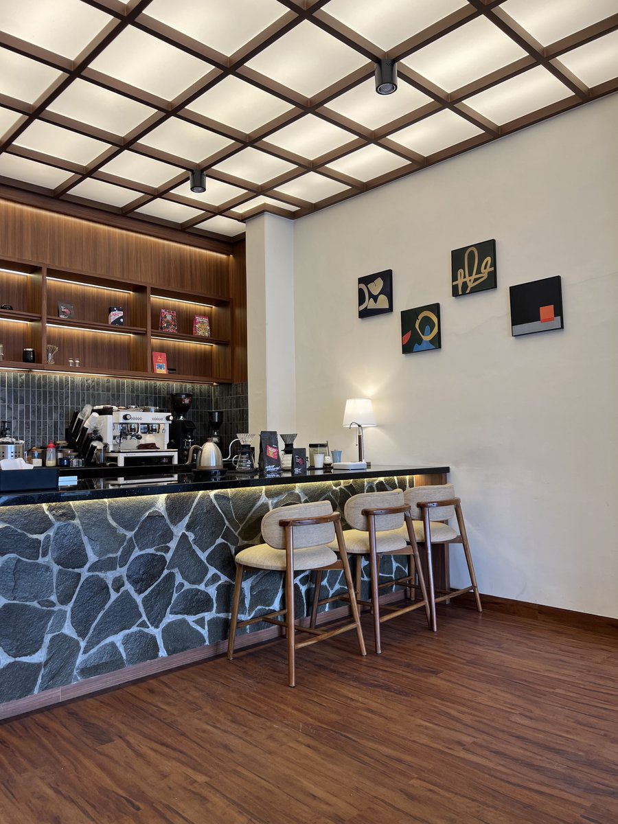 Suka dengan warm ambiencenya kofisyop ini 😍🥰