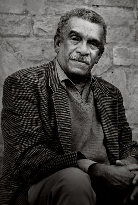ProfesorJonk's tweet photo. "Si se rompe un jarrón, el amor que recompone los fragmentos es más fuerte que el que daba por sentada su simetría cuando estaba entero".
Derek Walcott.
Primer escritor caribeño galardonado con el Premio Nobel de Literatura.
#Efemeride #DerekWalcott #poeta #Nobel https://t.co/BudRAlTKQK