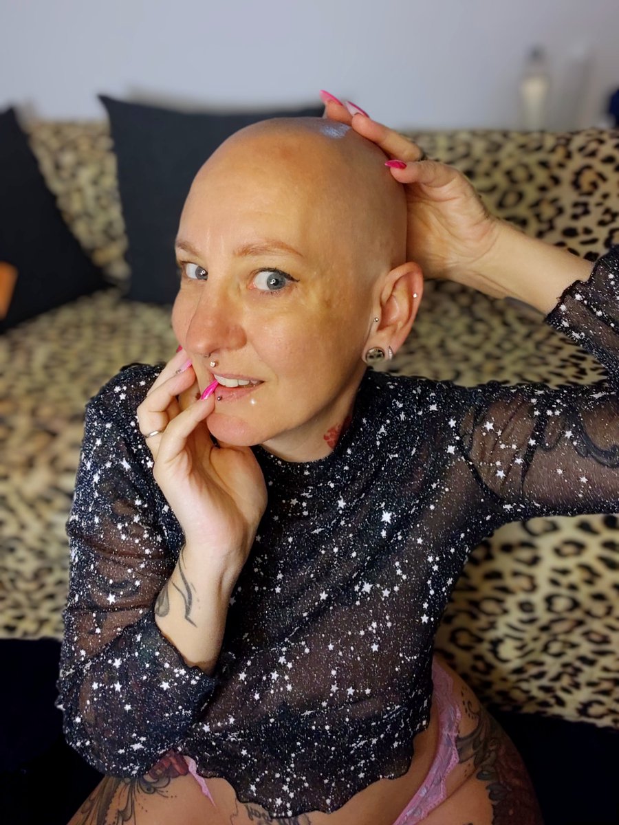 Ich bin gleich wieder live für dich da ❤️ oder du schaust dich nach heißen Videos um 
Alle meine Links findest du in meiner Bio