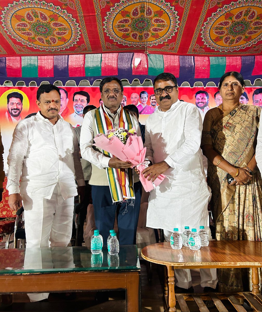 Rajireddyinc's tweet photo. మున్సిపల్ ఎన్నికల నేపథ్యంలో నర్సాపూర్ పట్టణంలో కాంగ్రెస్ పార్టీ ఆధ్వర్యంలో నిర్వహించిన ముఖ్య సమావేశం విజయవంతంగా జరిగింది. ఈ సమావేశానికి ముఖ్య అతిథిగా జిల్లా ఇంచార్జ్ మంత్రి  @VivekVenkatswam గారు హాజరై కాంగ్రెస్ పార్టీ బలోపేతం, ప్రజా సంక్షేమ కార్యక్రమాలపై కీలక ప్రసంగం చేశారు. https://t.co/RbXiyzAh28